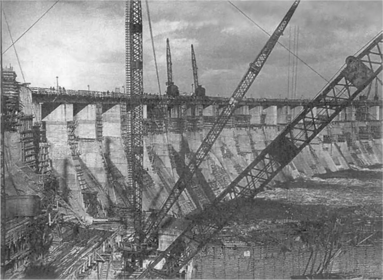 Строительство Днепрогэса 1927 1932 гг Первый трактор Сталинградского - фото 134
