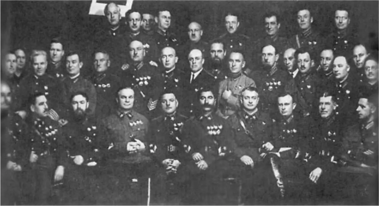 Члены Военного совета в 1935 г В первом ряду слева направо С С Каменев - фото 146