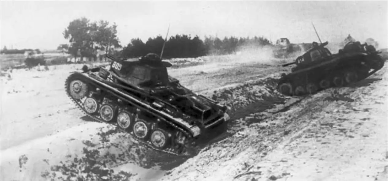 Немецкие танки переходят советскую границу 22 июня 1941 г Война началась без - фото 154