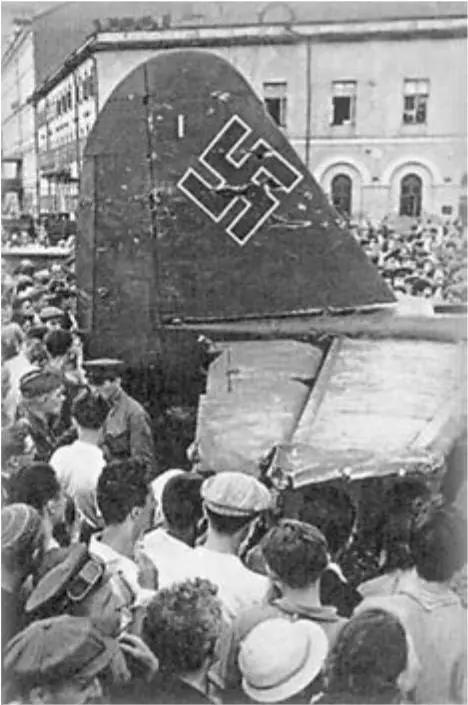 Сбитый над Москвой фашистский самолёт Лето 1941 г К 10 11 июля 1941 г - фото 155