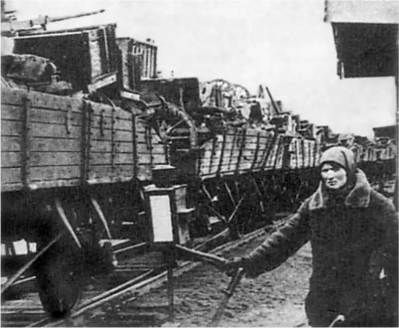 Эвакуация предприятий на Восток 1941 г В первоначальный состав ГКО входили - фото 158