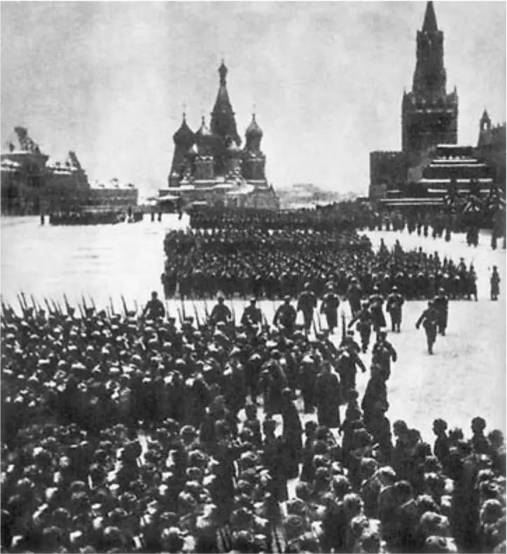 Парад 7 ноября 1941 г С Красной площади его участники отправлялись на фронт В - фото 159