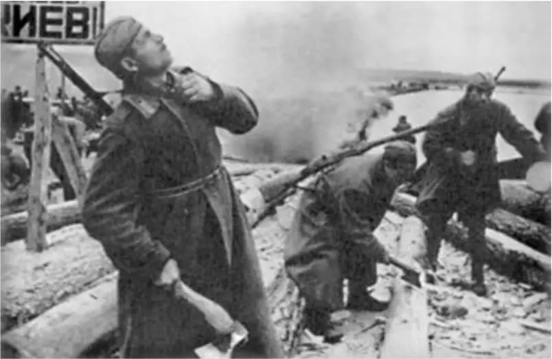 Форсирование Днепра Сентябрь 1943 г В сентябре были освобождены Донецк - фото 167