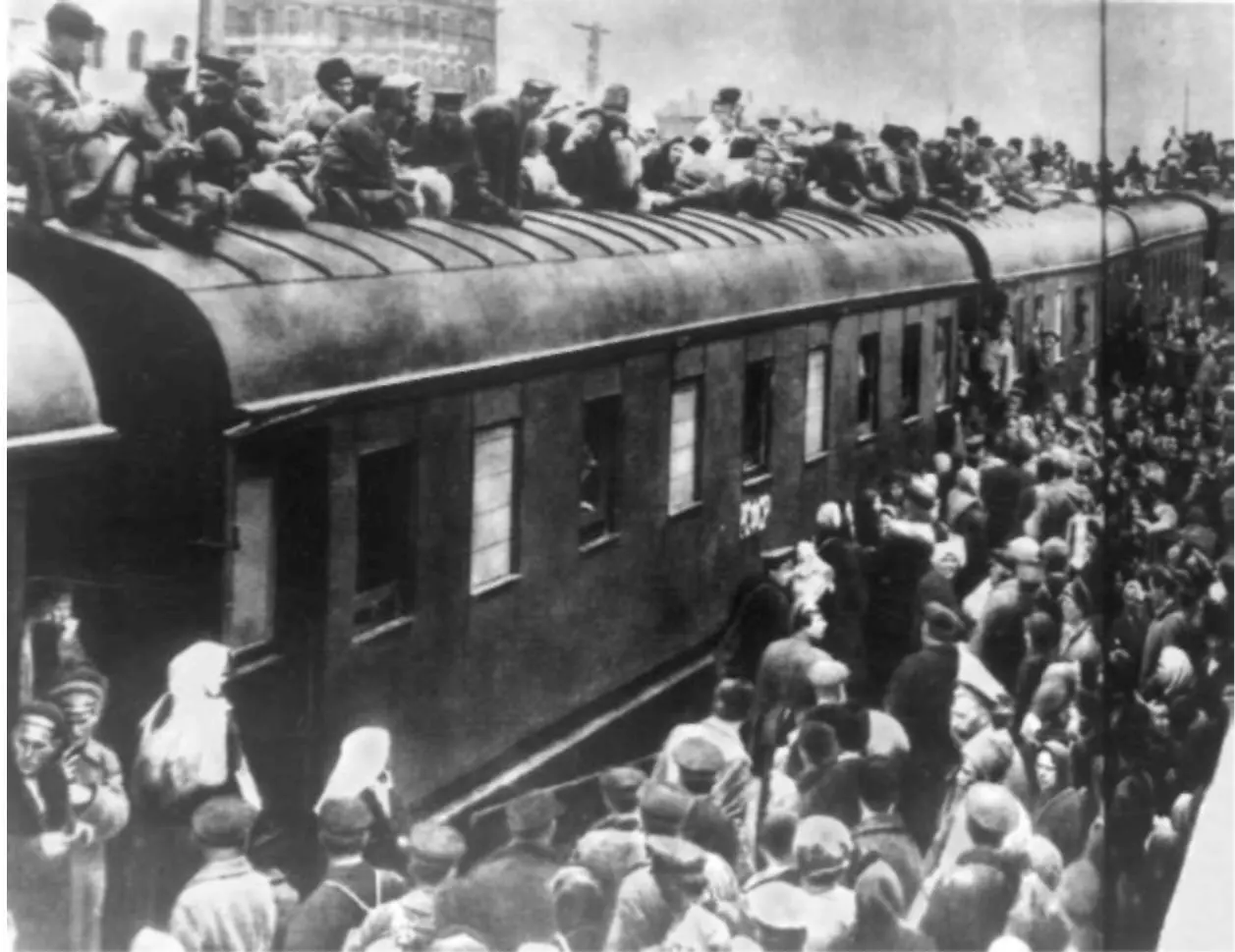 Посадка в пассажирский поезд 1917 г Главным достижением в первые месяцы - фото 110