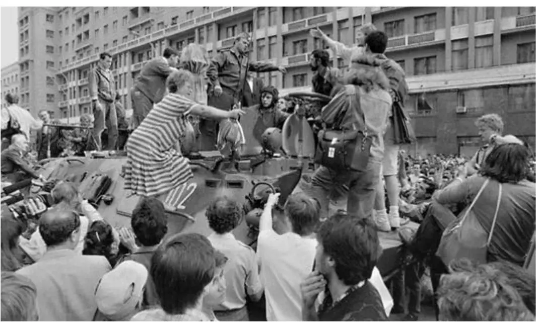 В центре Москвы во время выступления ГКЧП Август 1991 г 21 декабря 1991 г в - фото 183