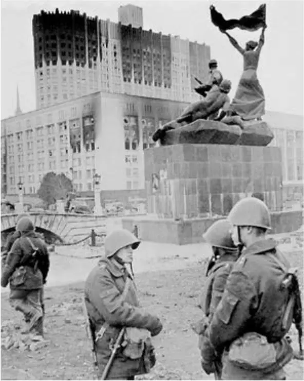 У Белого дома в дни политического кризиса Октябрь 1993 г 21 сентября 1993 г - фото 184