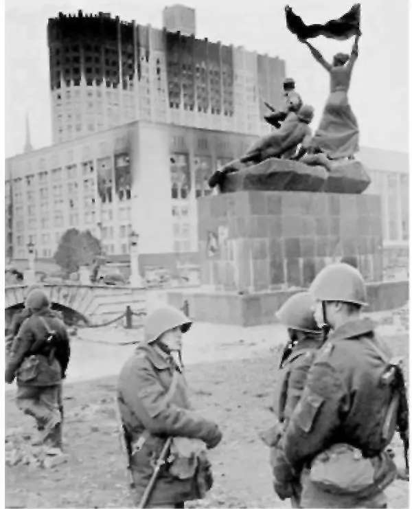У Белого дома в дни политического кризиса Октябрь 1993 г Однако борьба между - фото 176