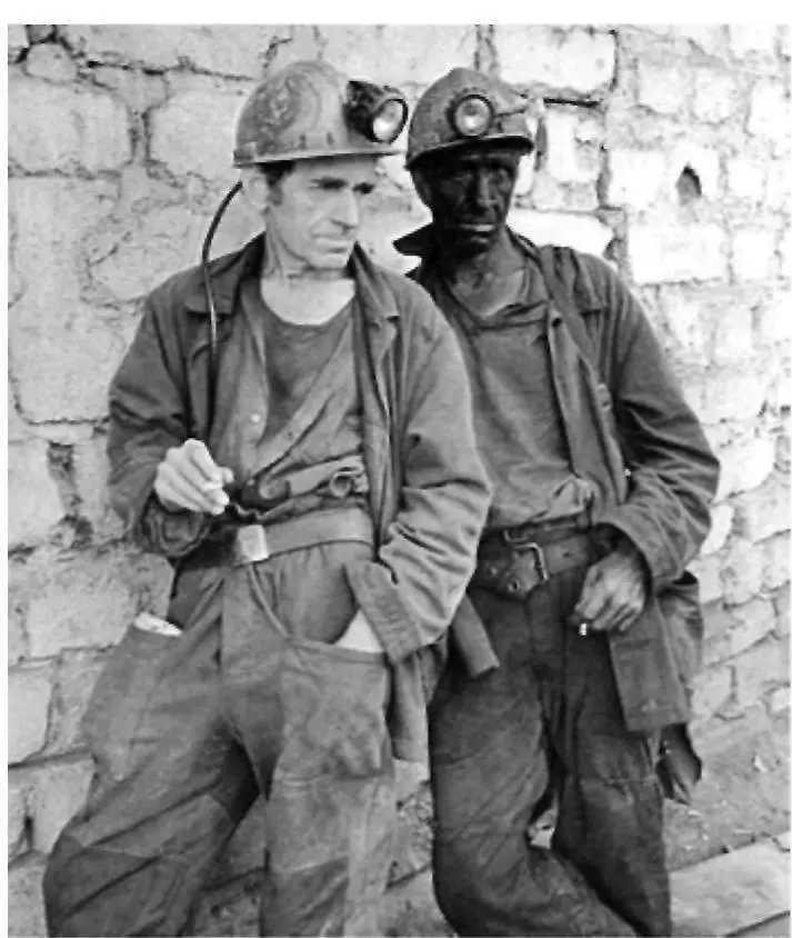 Российские шахтеры Фото П Кривцова В течение 1992 г цены на - фото 179