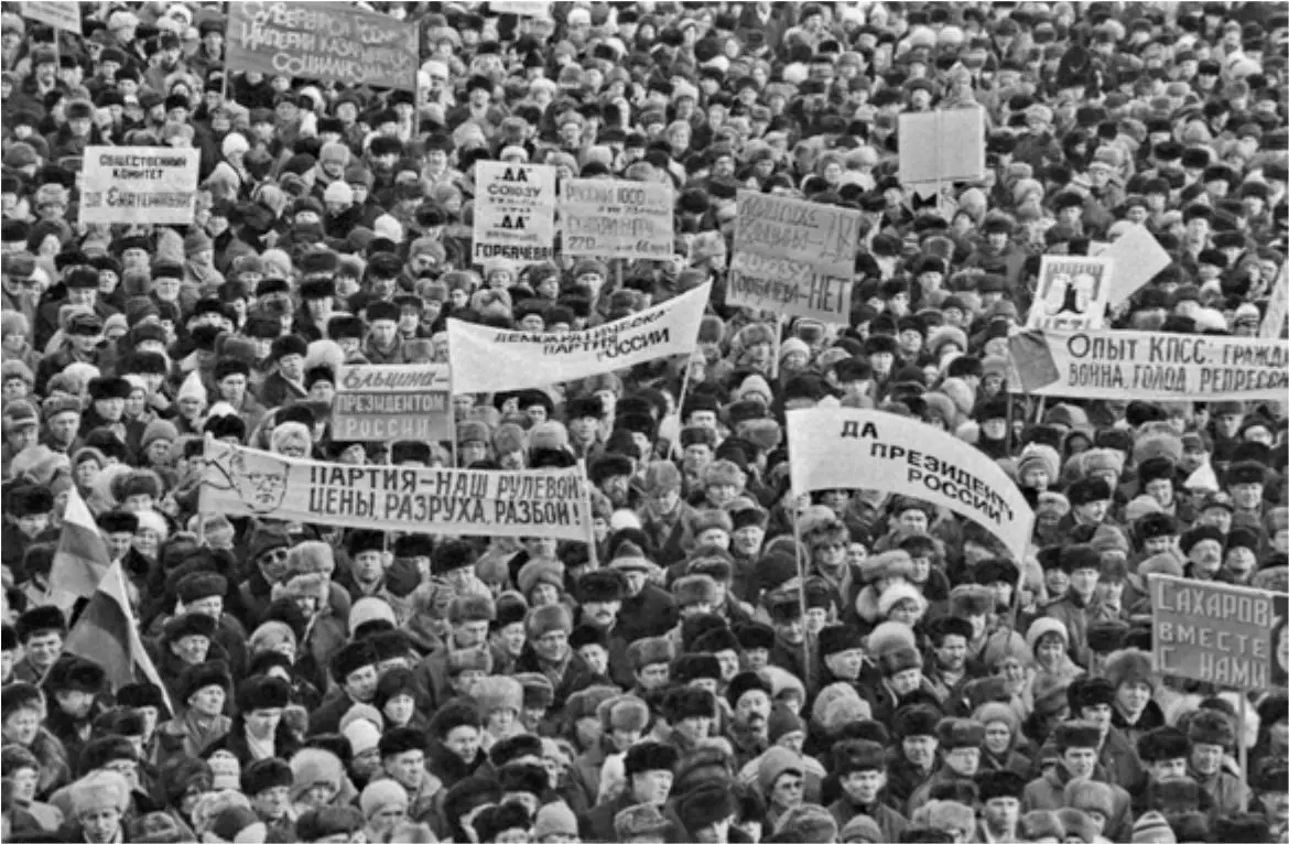Антикоммунистический митинг в Москве 1990 г Значительное число рядовых членов - фото 311
