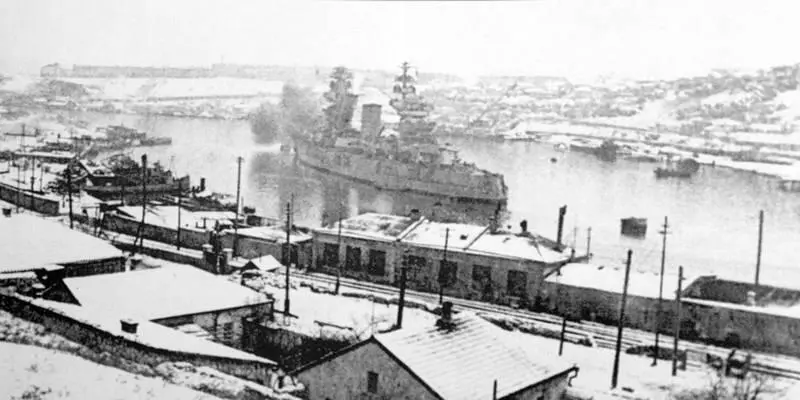 Линкор Парижская коммуна в Севастополе Несмотря на сложные метеорологические - фото 16