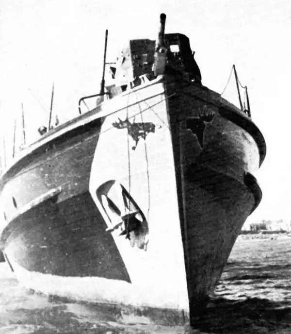 Раумбот R35 с трофейной пушкой на носу Черное море Из сравнения данных - фото 24
