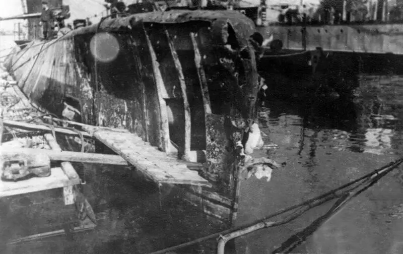 Повреждения подлодки Л24 полученные при налете на Новороссийск 2 июля 1942 - фото 36