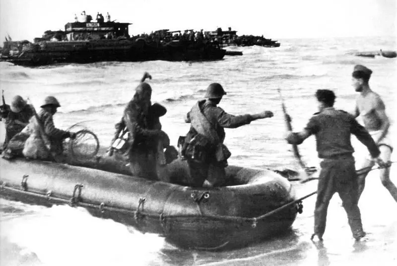 Румынские солдаты переправляются на Таманский полуостров Сентябрь 1942 г В - фото 38