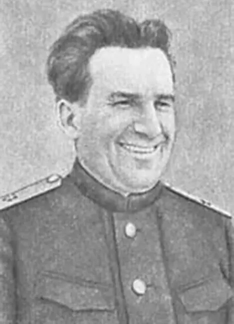 ГН Холостяков командир Новороссийской ВМБ в 19411944 гг Перед высадкой - фото 49