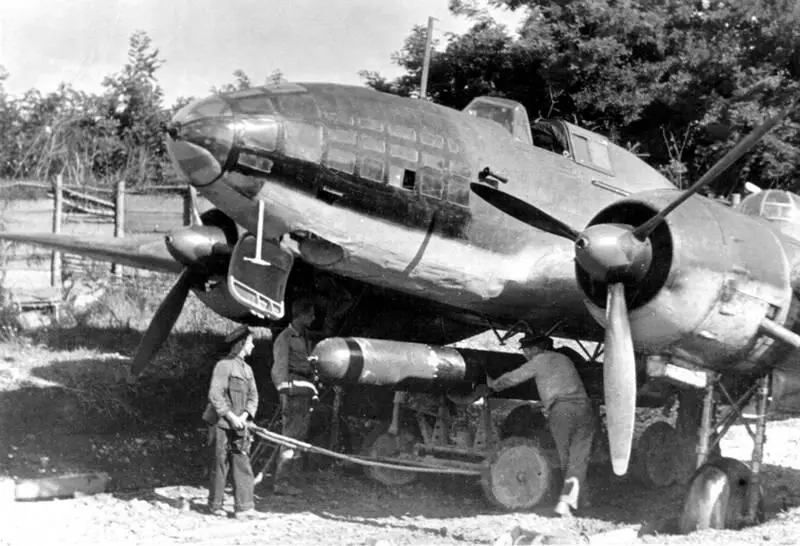 Подвеска торпеды под Ил4 ВВС ЧФ В 1942 г чтобы свести к минимуму число - фото 72