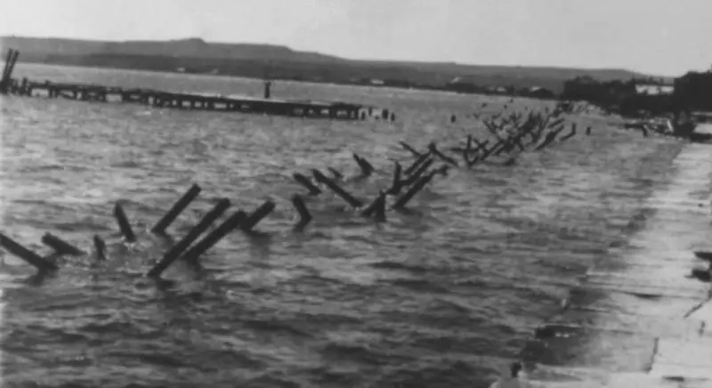 Немецкие противодесантные заграждения в районе Керчи Апрель 1944 г Во второй - фото 92