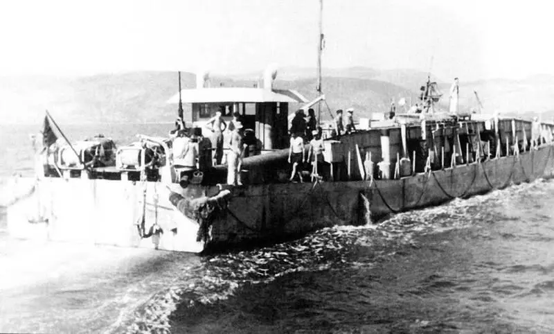 Артиллерийская баржа перестроенная БДБ на Черном море 1944 г Береговую - фото 97
