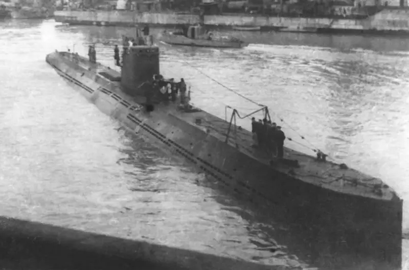 Подводная лодка Л6 в 1943 г В период эвакуации из Крыма участие люфтваффе - фото 111