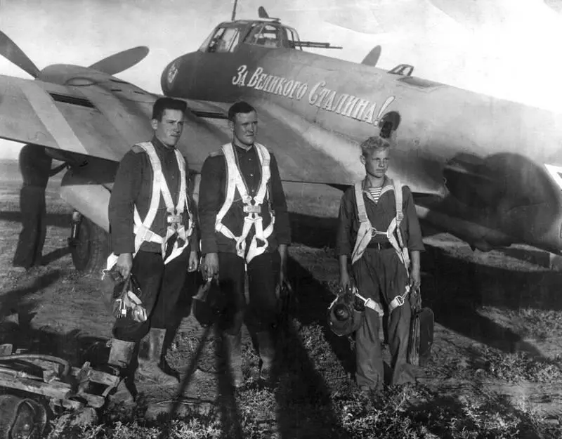Экипаж 40го бомбардировочного авиаполка Май 1944 г Развертывание лодок для - фото 123