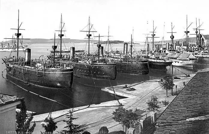Судоверфь в Поле Пуле Открытка 1890х годов Разные флаги над городом - фото 100