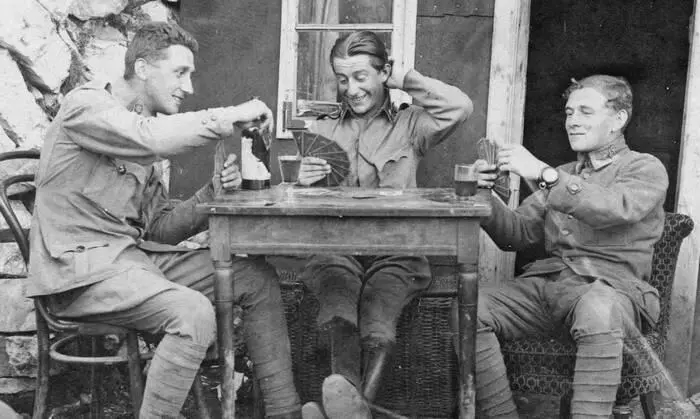 Солдаты 2го Тирольского полка в минуты отдыха играют в карты Июль 1918 года - фото 125