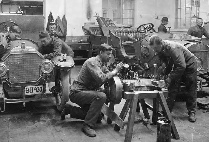 Военный автомобильный завод в Филлахе Австрия 1915 год Во второй половине - фото 131