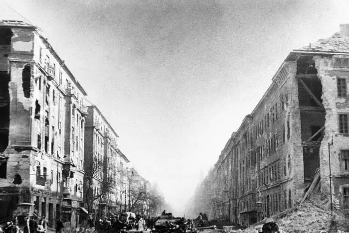 Подбитый танк и другая советская техника на улицах Будапешта 1956 год Everett - фото 152