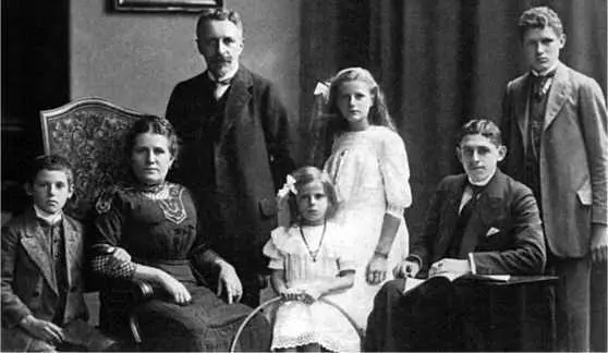 Семья Мессершмиттов в 1911 году Вилли крайний справа Дядя Пий Мессершмитт - фото 20