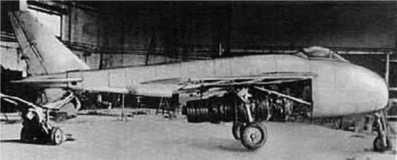 Экспериментальный стреловидный самолет Мессершмитта 1945 год Ангар цеха - фото 89