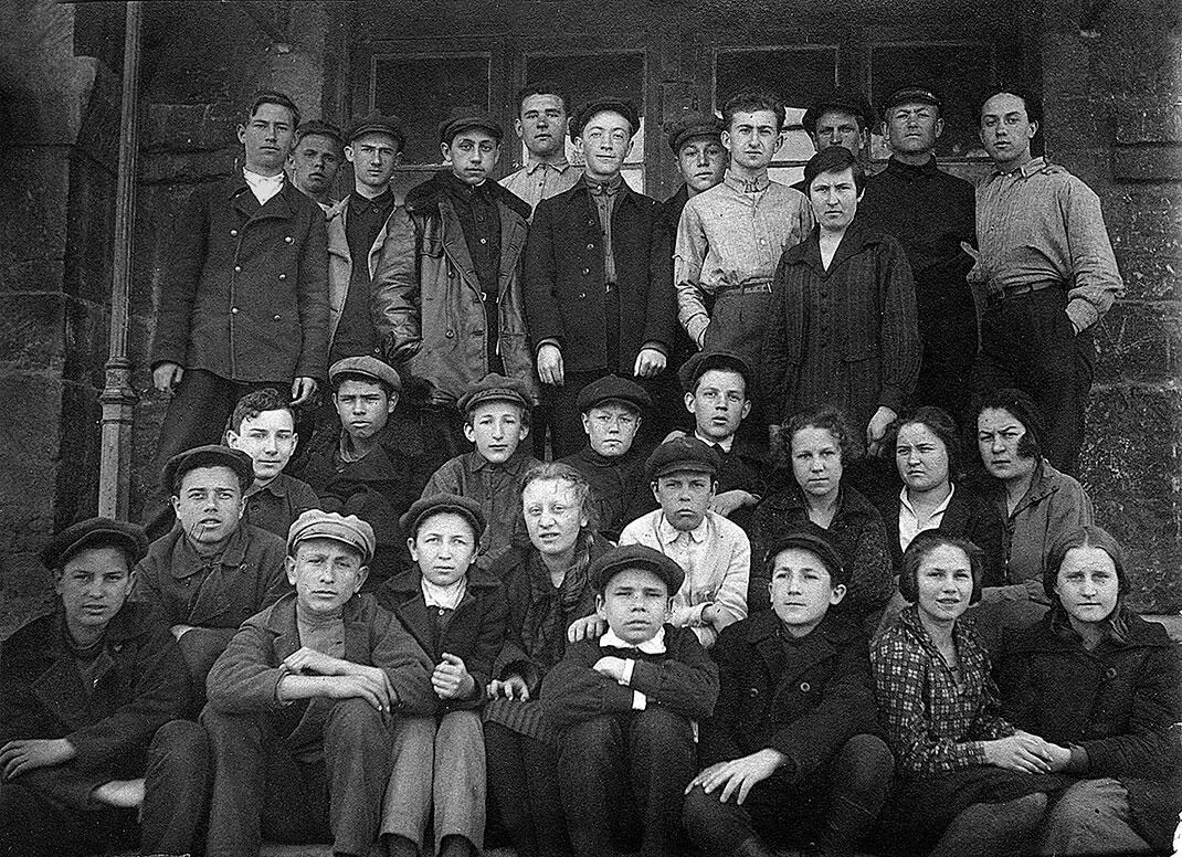 Миша Ценципер сидит в среднем ряду третий слева преподаватель в школе для - фото 18