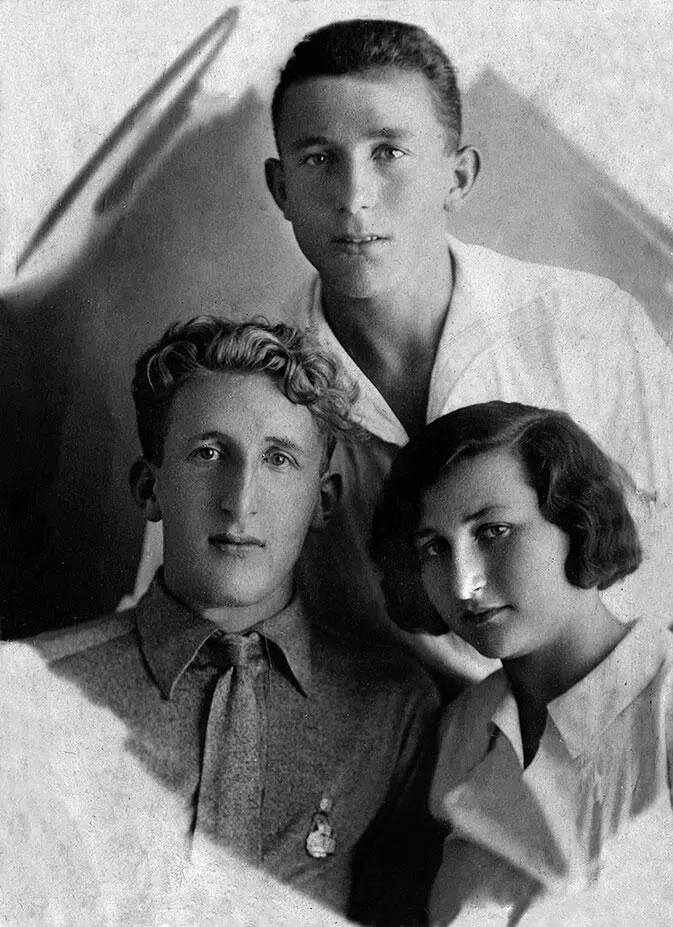 Миша слева с сестрой Адой и братом Самуилом 1930 г 2 сентября 1932 года - фото 20