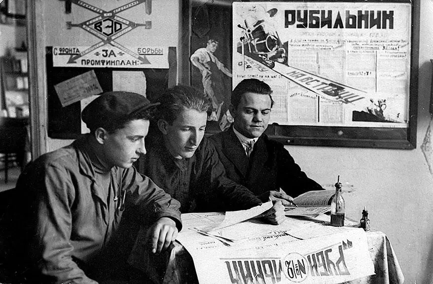 Миша в центре в редакции стенгазеты Рубильник 1934 г Миша поступает в - фото 26