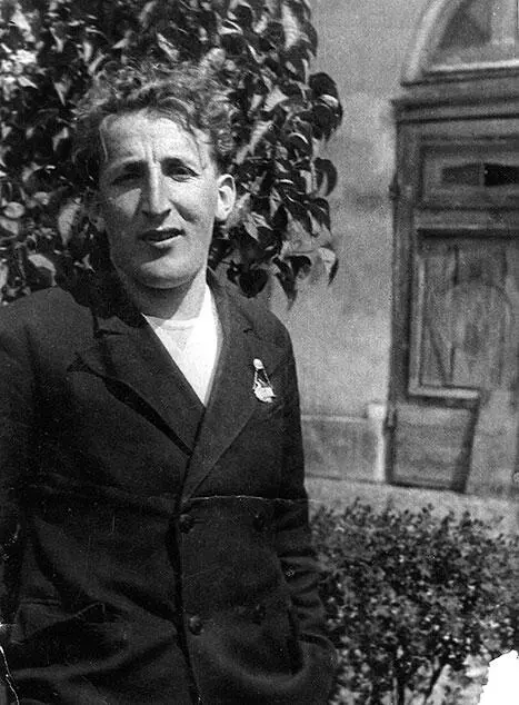 Миша поступает в тот же институт что и Ася 1935 г Миша Ася и Адочка в - фото 27