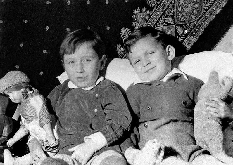 Юра с подругой детства Олей Форнальской 1936 г Юре почти пять лет 1936 г - фото 39