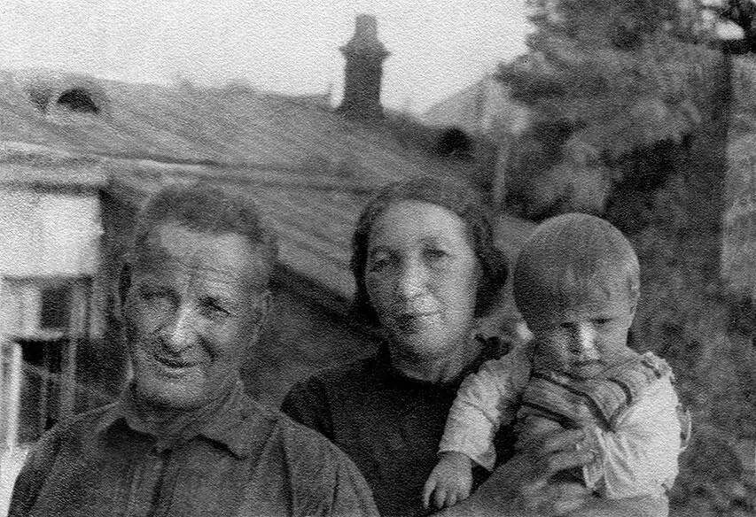 Володя впервые в Севастополе С бабушкой Рахилью и дедушкой Борисом - фото 41