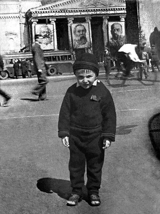 Володя у Большого театра апрель 1941 г Володя 14 июня 1941 г 21 июня Миша - фото 45