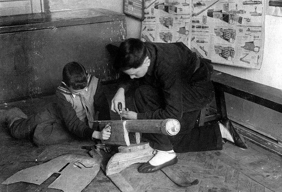 Юра слева у модели пулемета Дербышки 1943 г Юра выдает игры в школьном - фото 50