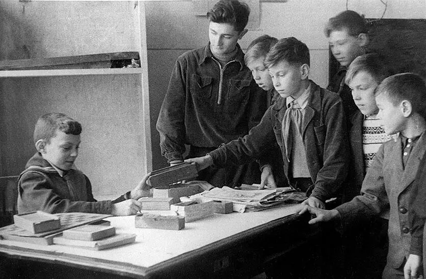 Юра выдает игры в школьном клубе 1943 г День рождения Володи 1943 г - фото 51