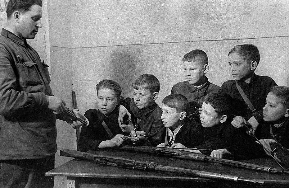 Разбор оружия На занятиях ученики 5го класса 1942 г Майор Леонид Ужек - фото 61