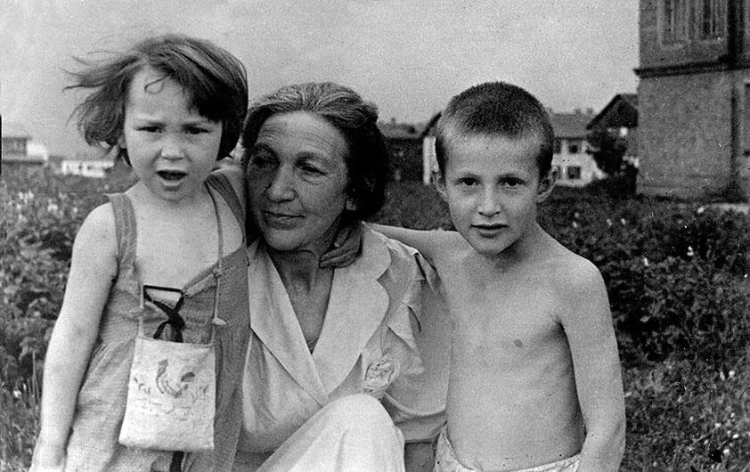 Иринка и Володя с бабушкой Рахилью во дворе школы 1946 г Иринка со своим - фото 66