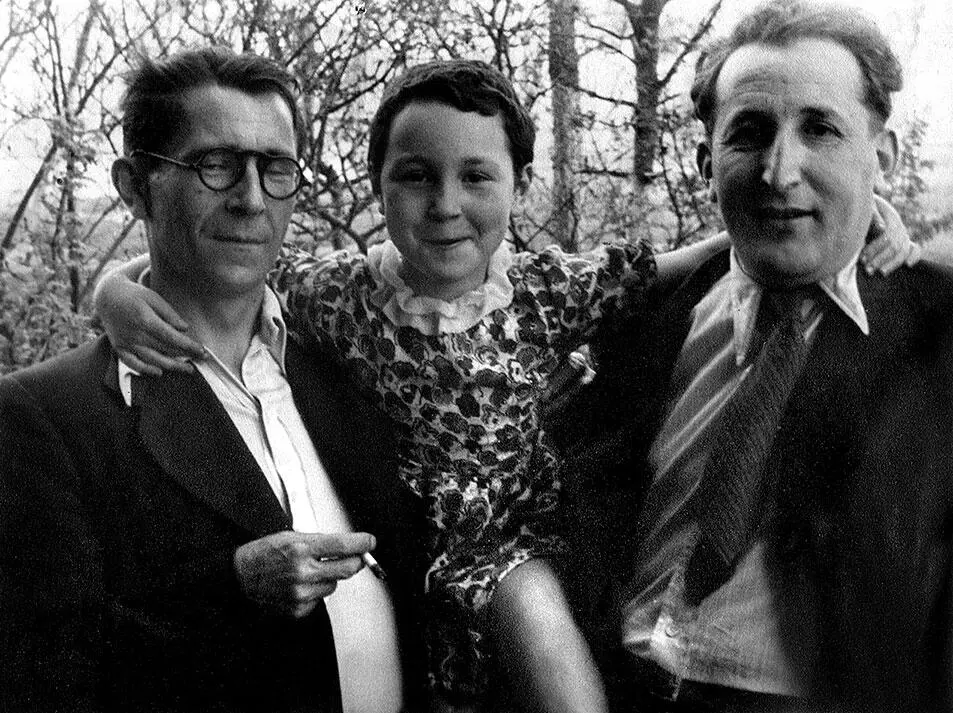 Иринка со своим отцом и дядей Ашуней 1947 г Справка для получения карточек - фото 67