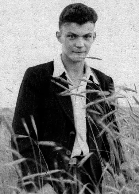 Школа позади Юра выбирает институт 1949 г Юра и Иринка в Прибалтике 1954 - фото 70