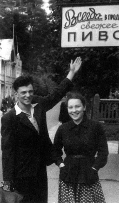 Юра и Иринка в Прибалтике 1954 г 1956 г Володя на том же месте что и в - фото 71