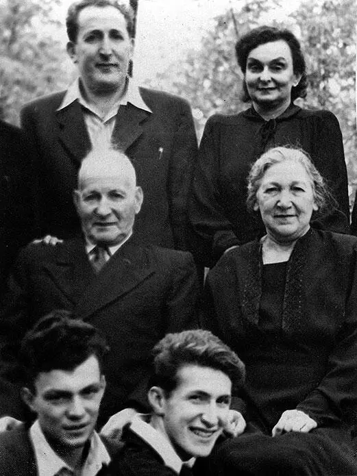 Вся семья отец и мама бабушка и дедушка Юра и Володя 1955 г Юра и Володя - фото 75