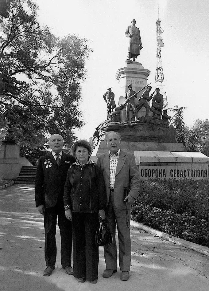 Последний раз вместе в родном Севастополе Тарас Адочка и Миша 1970 г - фото 85