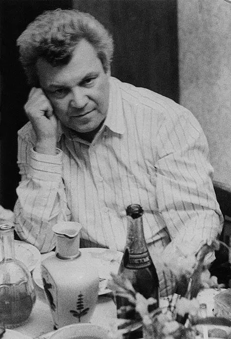 Юра на отдыхе 1981 г Сделаем чтобы искры летели 1980е гг Отец с - фото 87