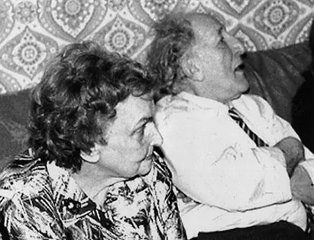 Мама и отец смотрят прямую трансляцию Съезда народных депутатов СССР 1991 г - фото 93