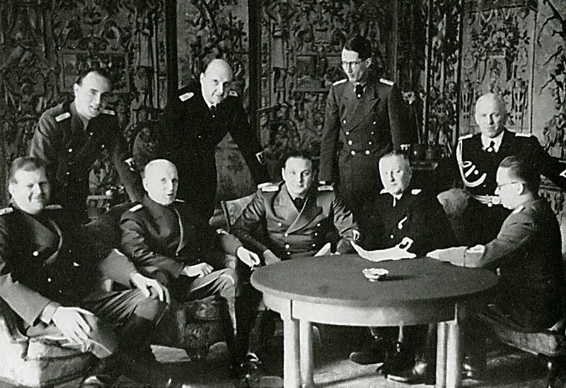 В Министерстве иностранных дел приблизительно 1940 в верхнем ряду слева - фото 13