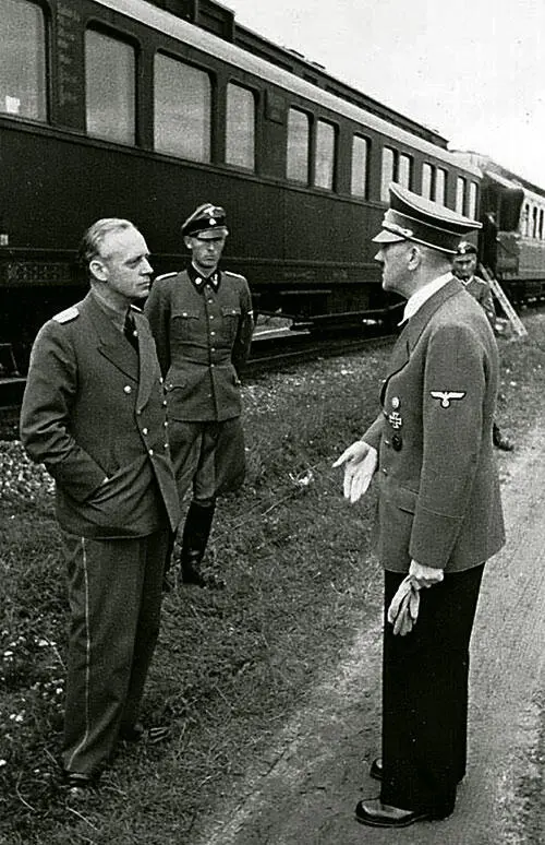 Гитлер и Риббентроп у спецпоезда приблизительно 1941 год Гитлер Риббентроп - фото 24