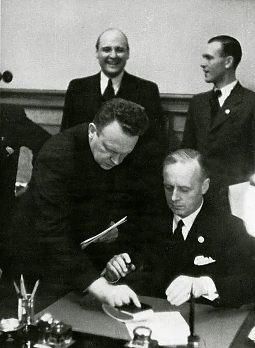 Подписание германосоветского пакта о ненападении 23 августа 1939 года в - фото 28
